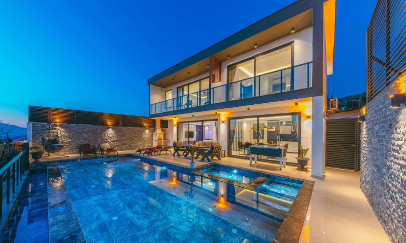 Modern desert contemporary mansion with infinity-edge pool at dusk in Summerlin – luxury homes in Las Vegas